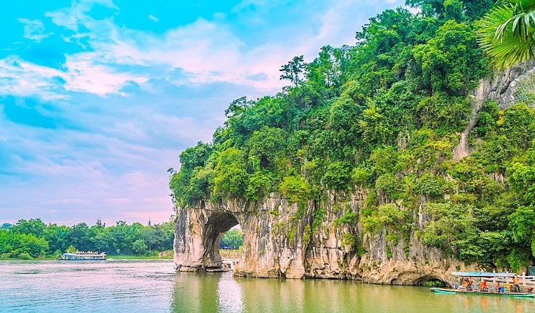 <b>【山水与瀑布5天游】桂林象鼻山•漓江阳朔•德天跨国瀑布5天4晚游</b>