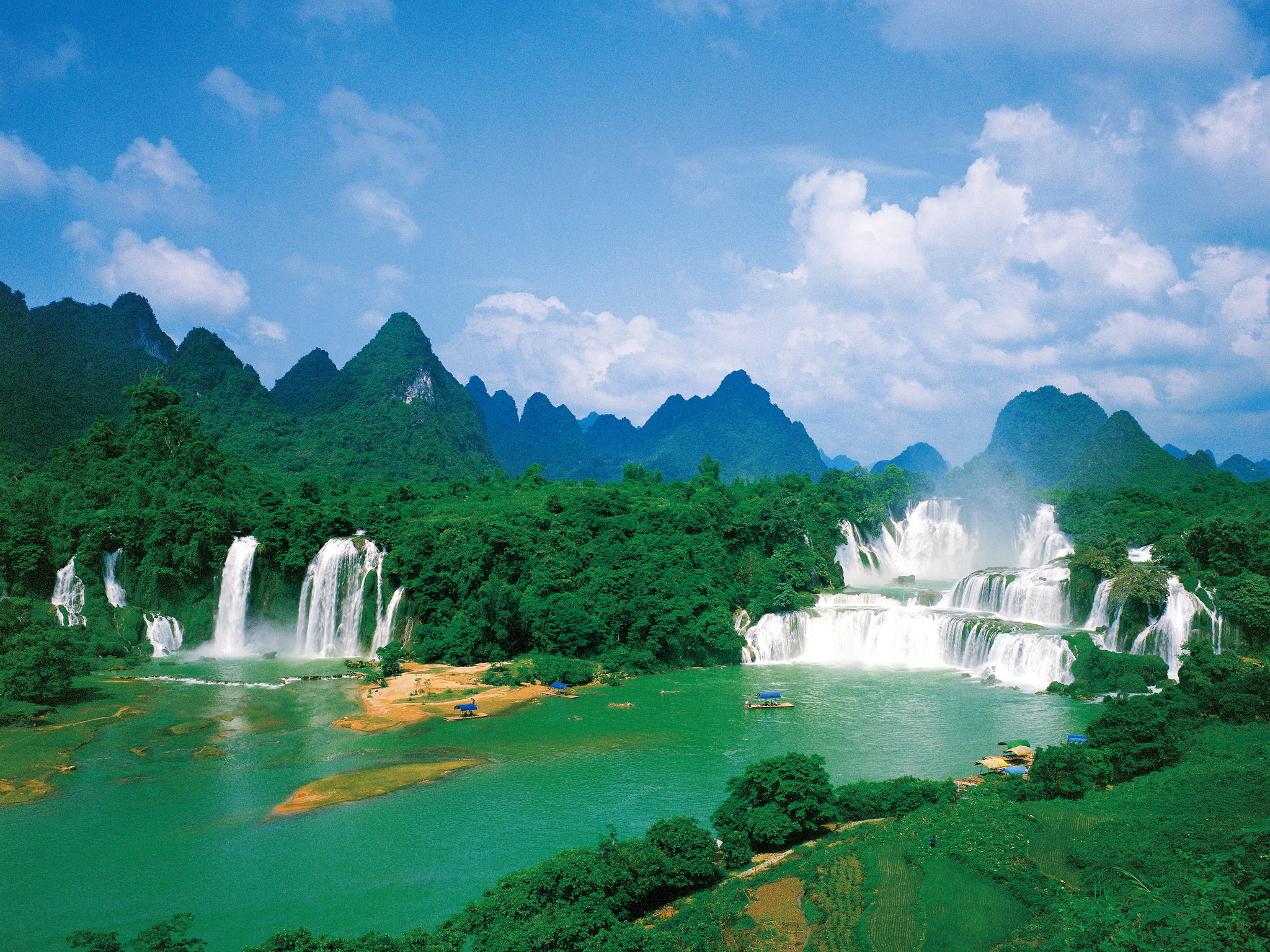 德天跨国瀑布•通灵峡谷•巴马长寿乡•北海银滩 4天3晚游【